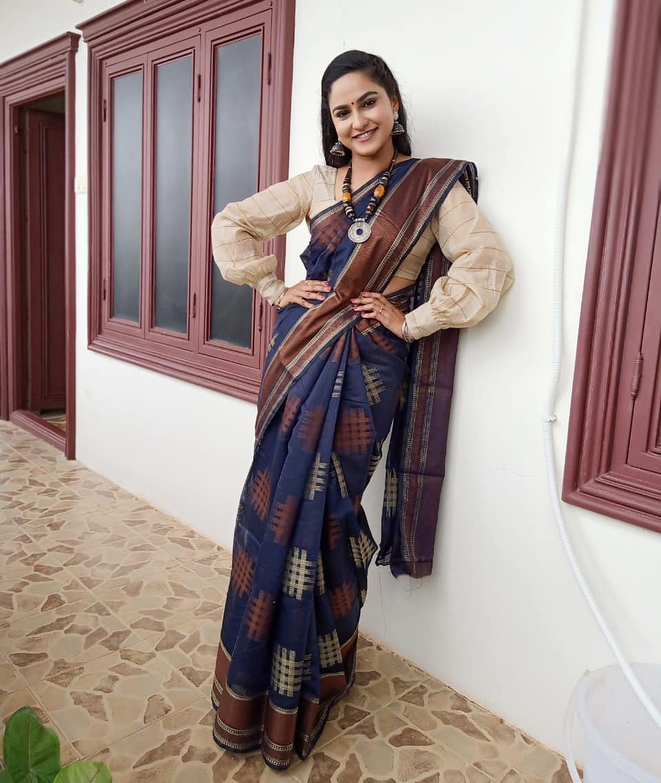 Zee Telugu Tv Anchor Kasi Annapurna Images In Navy Blue Saree